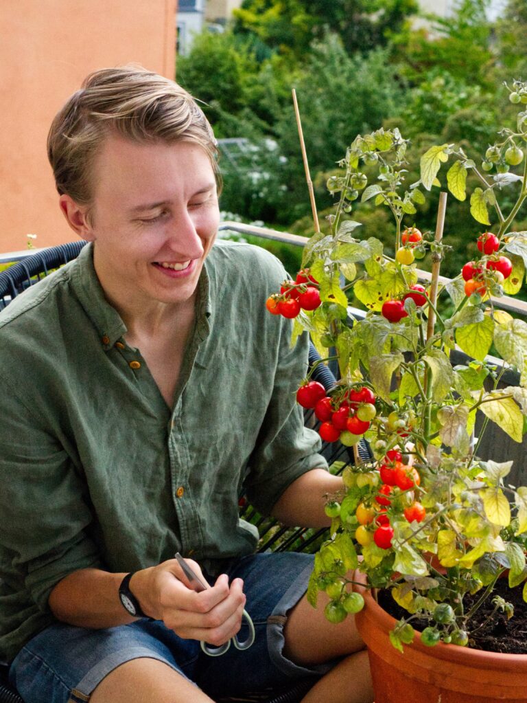 Kaupunkiviljely kasvattaa suosiotaan. Kuvassa nainen äärellä. Kuvituskuva