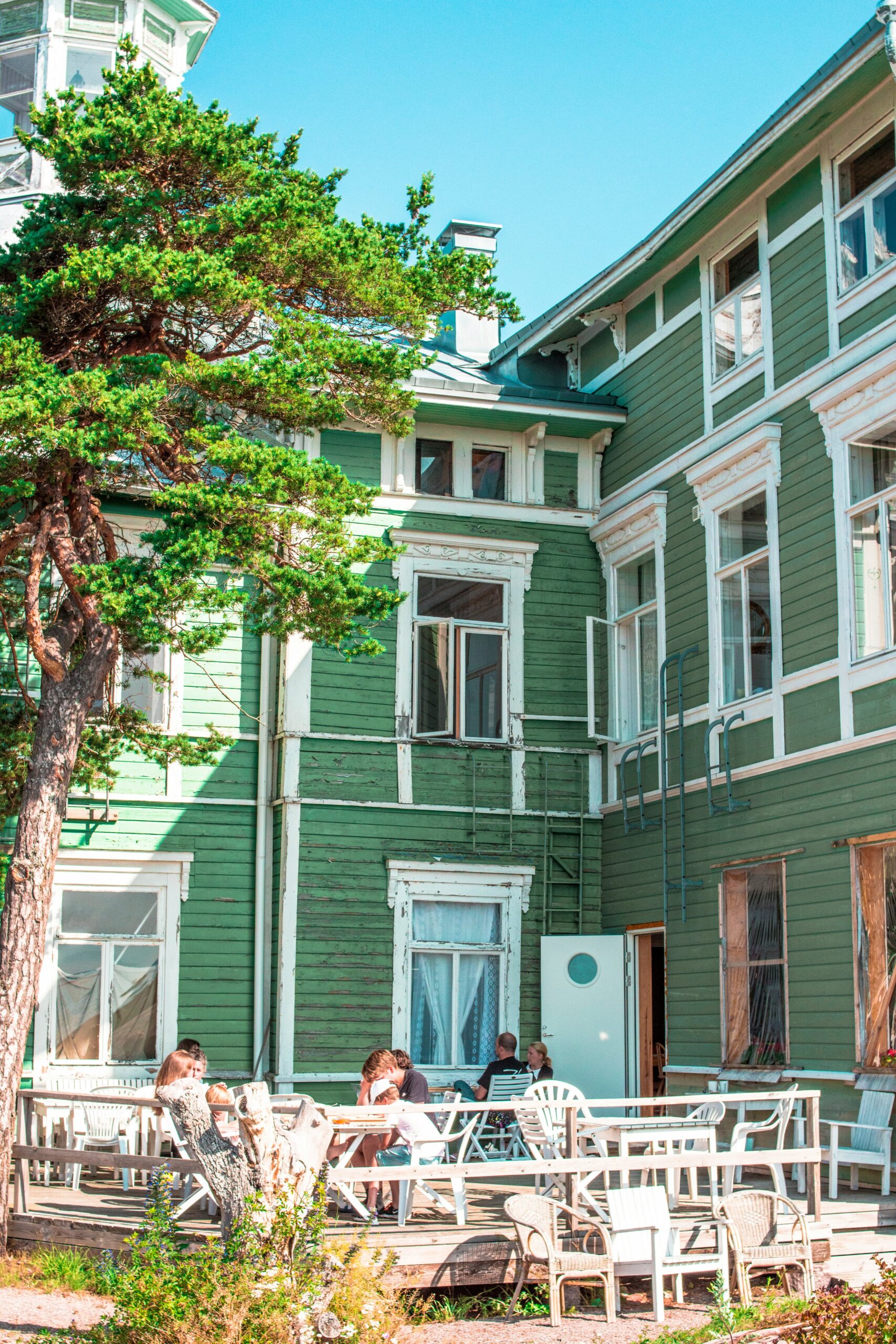 Kesäpäivän viettoa pitsihuvilan kahvilassa