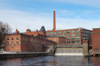 Vanhojen rakennusten uusiokäyttö. Kuvassa Tammerkosken aluetta Tampereella. Kuvituskuva
