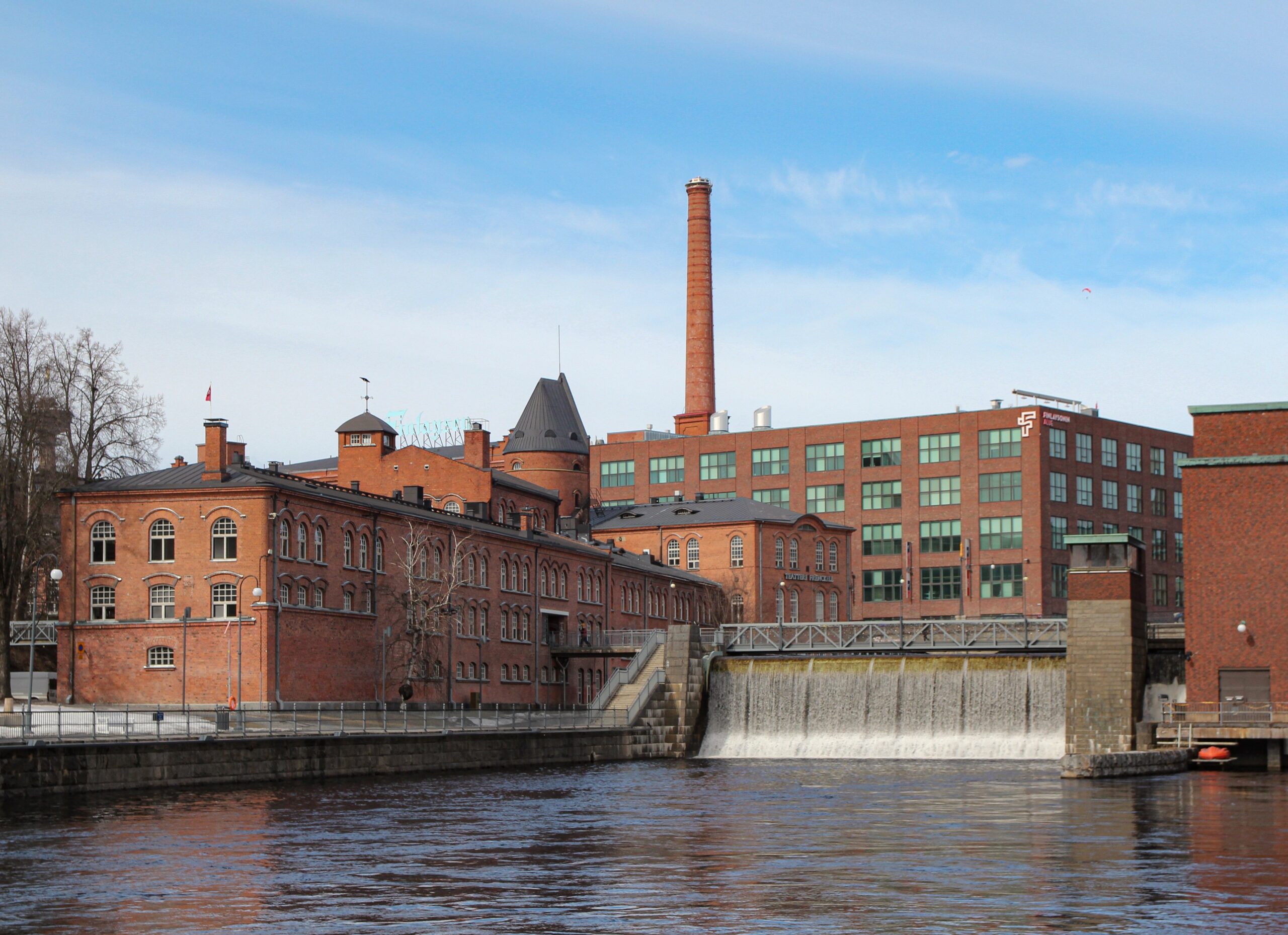 Vanhojen rakennusten uusiokäyttö. Kuvassa Tammerkosken aluetta Tampereella. Kuvituskuva