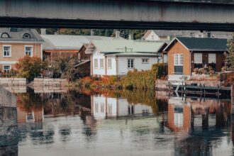 Suomi pystyy tarjoamaan nyt maailmalla muodissa olevaa hidasta matkailua. Kuvassa hotelli joen äärellä. Kuvituskuva