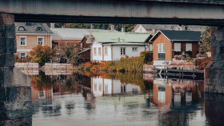 Suomi pystyy tarjoamaan nyt maailmalla muodissa olevaa hidasta matkailua. Kuvassa hotelli joen äärellä. Kuvituskuva