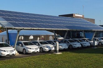 Sähköautot muuttavat koko Suomen infrastruktuuria. Kuvituskuva