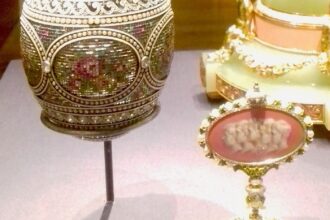 Fabergén Mosaiikkimuna (1914), jonka suomalainen Alma Pihl suunnitteli Venäjän keisarilliselle hoville.