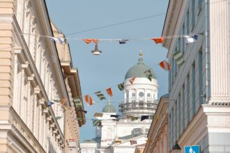 Kuvassa katunäkymä Helsingissä. Kuvituskuva