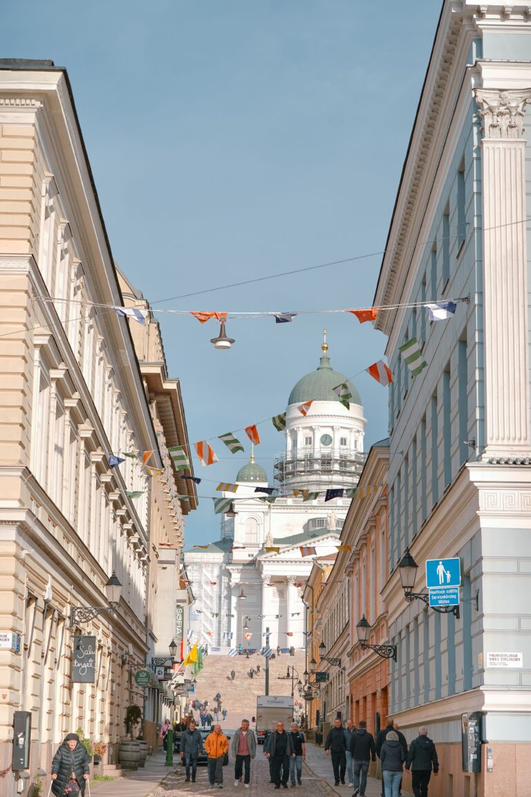 Kuvassa katunäkymä Helsingissä. Kuvituskuva