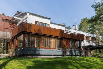 Alvar aallon suunnittelema Harry ja Maire Gullichsenille suunnittelema Villa Mairea on nykyään yksi tärkeimmistä Aallon rakennuksista. Kuvassa huvilan massiivinen etuosa