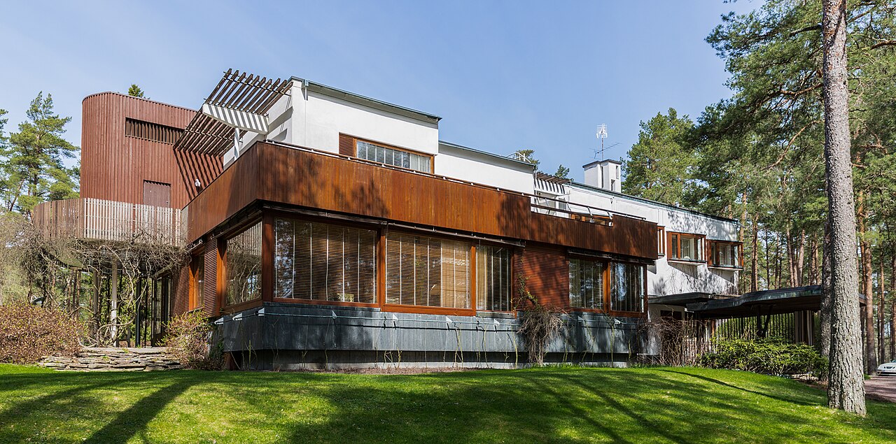 Alvar aallon suunnittelema Harry ja Maire Gullichsenille suunnittelema Villa Mairea on nykyään yksi tärkeimmistä Aallon rakennuksista. Kuvassa huvilan massiivinen etuosa