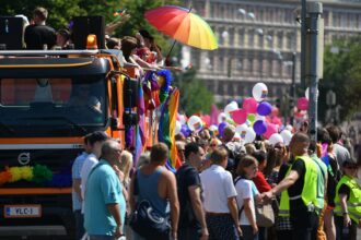 Suomi saa matkailijoilta vahvat suosittelut. Kuvassa kesäinen Helsinki ja turisteja: Kuvituskuva
