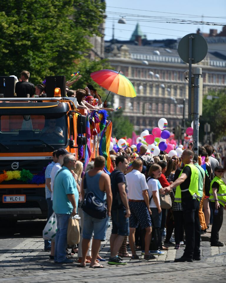 Suomi saa matkailijoilta vahvat suosittelut. Kuvassa kesäinen Helsinki ja turisteja: Kuvituskuva