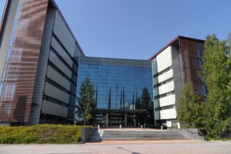 Nokian pääkonttori Espoon Karaportissa, näkymä sisäänkäynnin puolelta.