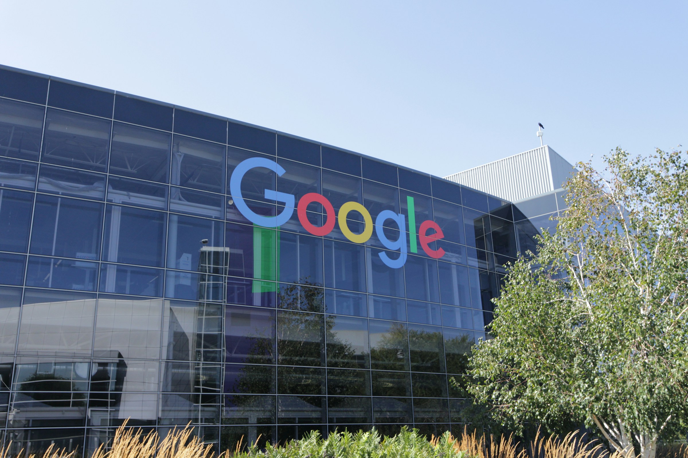 Googlen pääkonttori Googleplex Piilaaksossa. Kuvituskuva