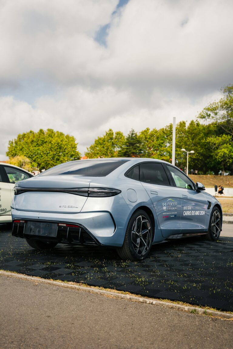 Kuvassa kiinalainen BYD sähköauto. Kuvituskuva