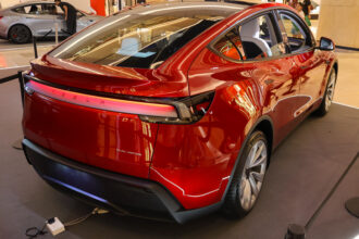 Kuvassa uutuusmalli Tesla Model Y @ ION Orchard Kuva: S5A-0043 / Wikimedia Commons (CC BY 4.0)
