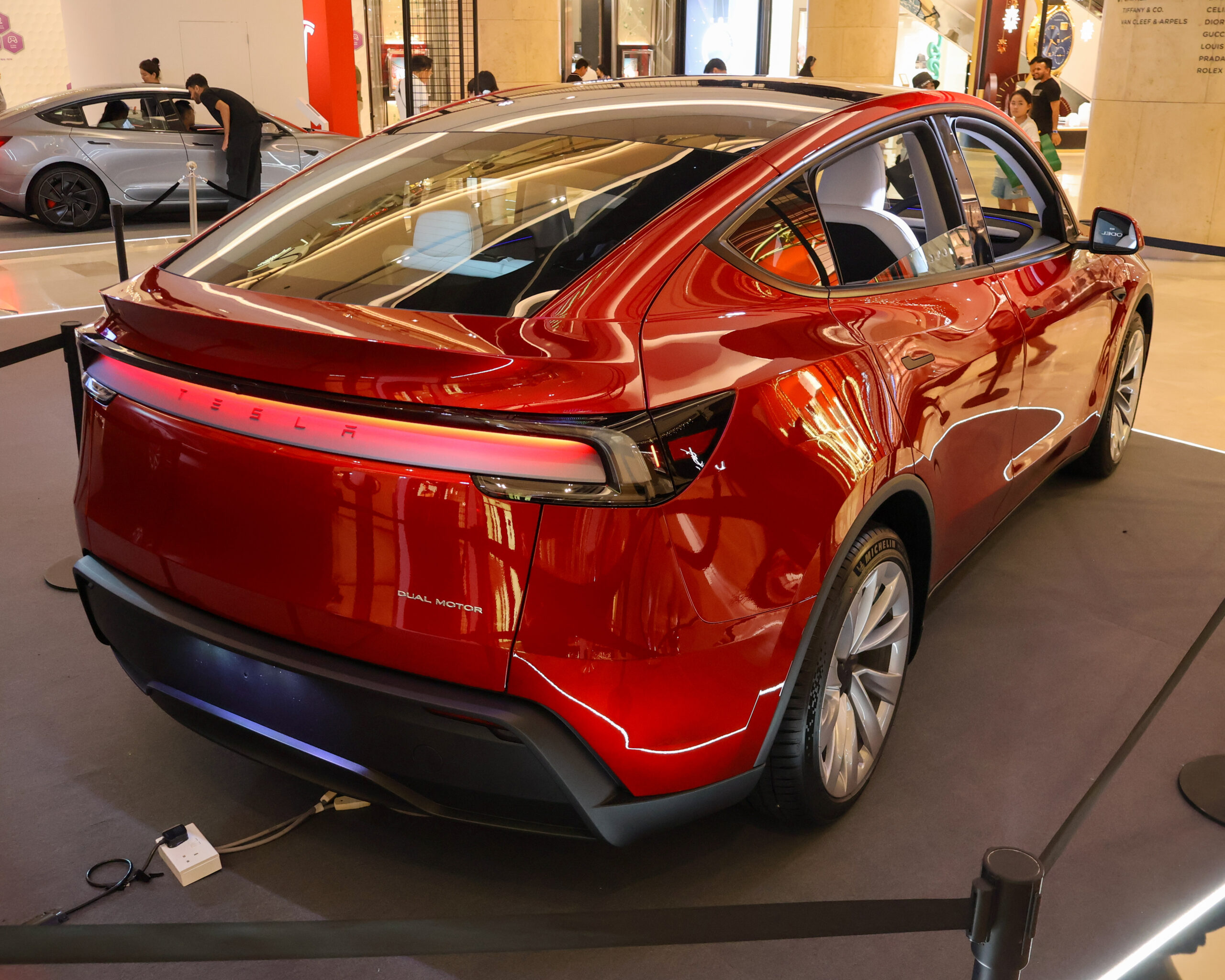 Kuvassa uutuusmalli Tesla Model Y @ ION Orchard Kuva: S5A-0043 / Wikimedia Commons (CC BY 4.0)