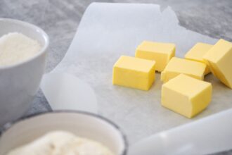 Voi vai margariini. Ikuisuuskysymys. Kuvassa voita kuutioina lauasella. Kuvituskuva