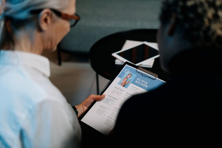 Kaksi ihmistä katselevat työnhakijan CV:tä.