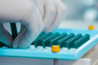 Kuvassa lääkkeen valmistamista laboratoriossa. Kuvituskuva