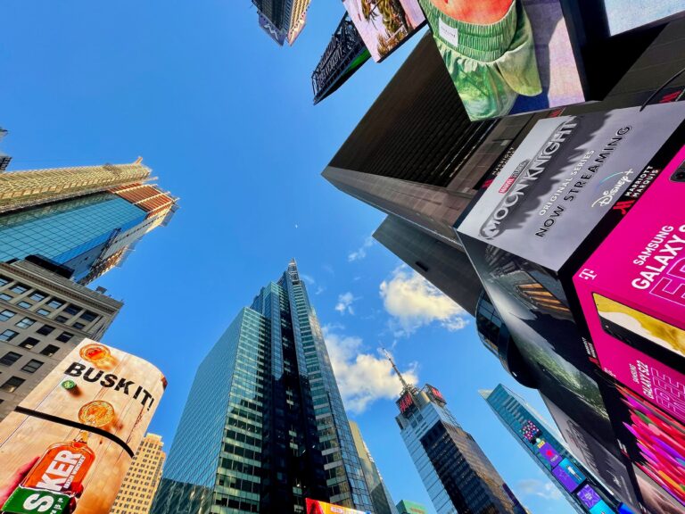 Ylöspäin otettu kuva Times Squarelta. Kuvituskuva