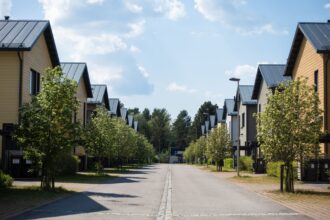 Vihreitä puita ja omakotitaloja katunäkymässä Lahdesta