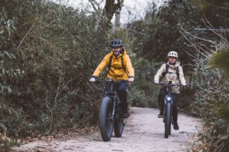 Pyörämatkailu kasvaa vauhdilla eri puolilla Eurooppaa, ja Kaakkois-Suomessa halutaan hyödyntää ilmiön tarjoamat mahdollisuudet. Kansainvälistä EuroVelo 13 -reittiä kehitetään houkuttelevammaksi uusilla palveluilla ja paremmalla saavutettavuudella, jotta yhä useampi kotimainen ja ulkomainen matkailija valitsisi alueen pyöräretkensä kohteeksi. Kuvituskuva
