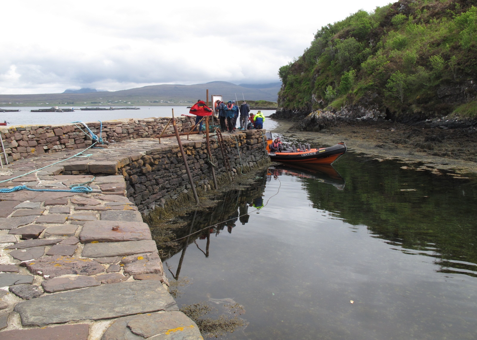 Tanera Mòrin saaren Anchorage-lahden rakennuksia ja rannikkoa Skotlannin Summer Isles -saaristossa Kuva: Chris Eilbeck / Geograph, CC BY-SA 2.0