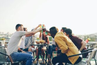 Ystäviä kokoontuneina yhteiseen illanviettoon. Kuva: Vitaly Gariev/Unsplash. Kuvituskuva