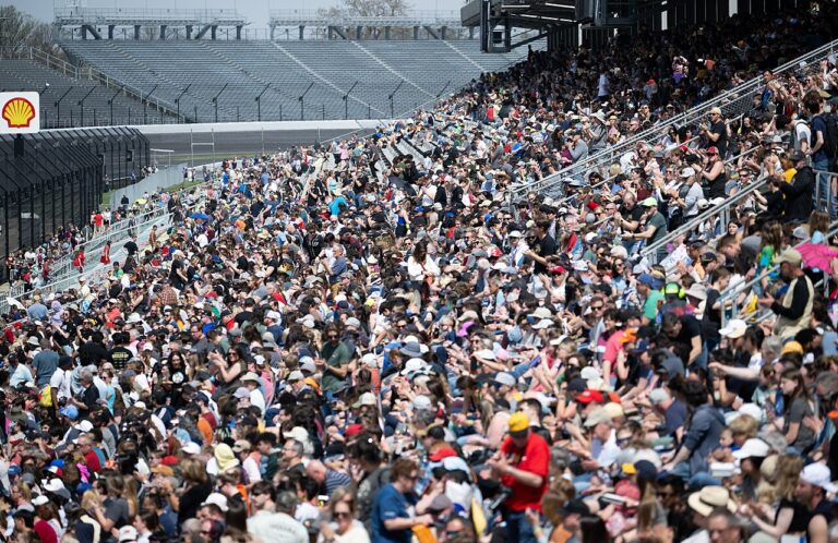 Suuri ihmisjoukko seuraa täydellisen auringonpimennyksen etenemistä Indianapolis Motor Speedwaylla Yhdysvalloissa 8. huhtikuuta 2024. Kuva: NASA / Joel Kowsky