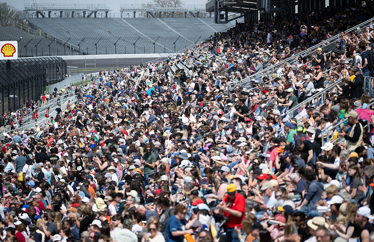 Suuri ihmisjoukko seuraa täydellisen auringonpimennyksen etenemistä Indianapolis Motor Speedwaylla Yhdysvalloissa 8. huhtikuuta 2024. Kuva: NASA / Joel Kowsky