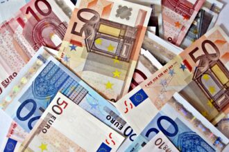 Useita eri euroseteleitä pinottuna päällekkäin. Kuva: Images Money / CC BY 2.0 (Wikimedia Commons)