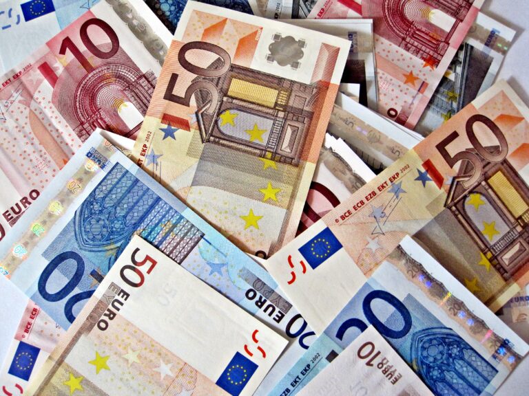 Useita eri euroseteleitä pinottuna päällekkäin. Kuva: Images Money / CC BY 2.0 (Wikimedia Commons)