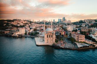 Näkymä Istanbulin Bosporinsalmelle ja Ortaköyn moskeijalle ilta-auringossa. Kuva: Spenser Sembrat / Unsplash