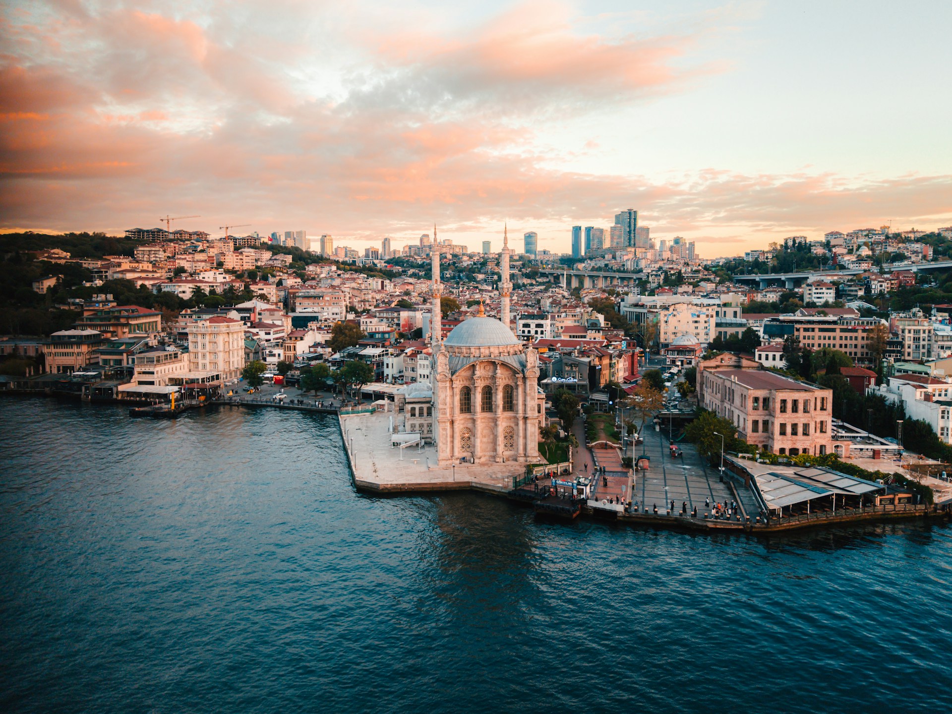 Näkymä Istanbulin Bosporinsalmelle ja Ortaköyn moskeijalle ilta-auringossa. Kuva: Spenser Sembrat / Unsplash