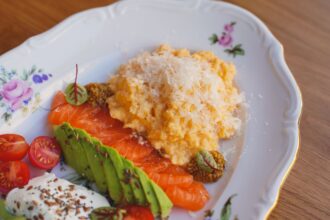 Proteiinipitoinen ateria, jossa on lohta, kananmunaa, avokadoa ja kasviksia. Kuva: Nadin Sh / Pexels