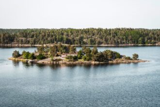 Huvila pienessä saaressa omassa rauhassa. Kuva: Claudia Schmaltz/Pexels. Kuvituskuva.