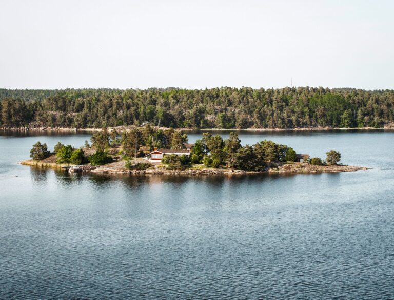 Huvila pienessä saaressa omassa rauhassa. Kuva: Claudia Schmaltz/Pexels. Kuvituskuva.