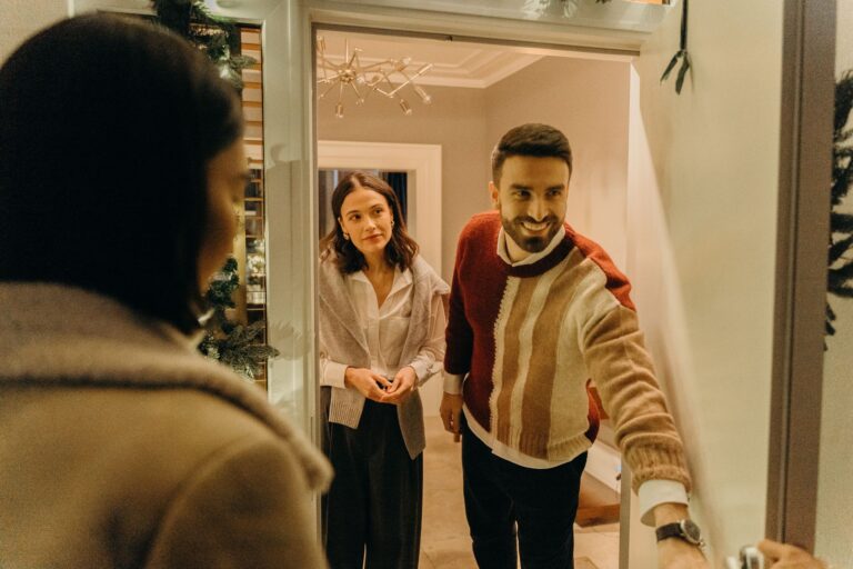 Ystävät tulevat kyläilemään ja isäntäväki avaa oven. Kuva: Cottonbro/Pexels