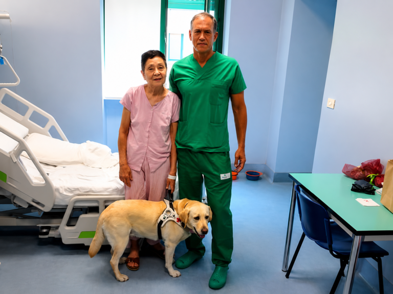 Elena, professori Michele Reibaldi ja opaskoira Joe Torinon Molinette-sairaalassa onnistuneen silmäleikkauksen jälkeen. Kuva: Città della Salute e della Scienza di Torino / Ospedale Molinette, Press Office