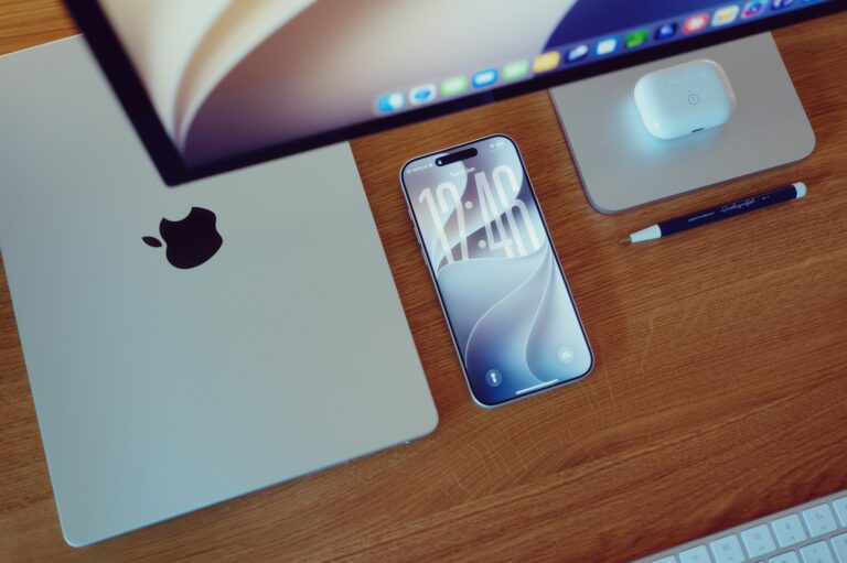 iPhone ja Mac-tietokone vierekkäin pöydällä. Kuva: Dan Counsell/Unsplash. Kuvituskuva