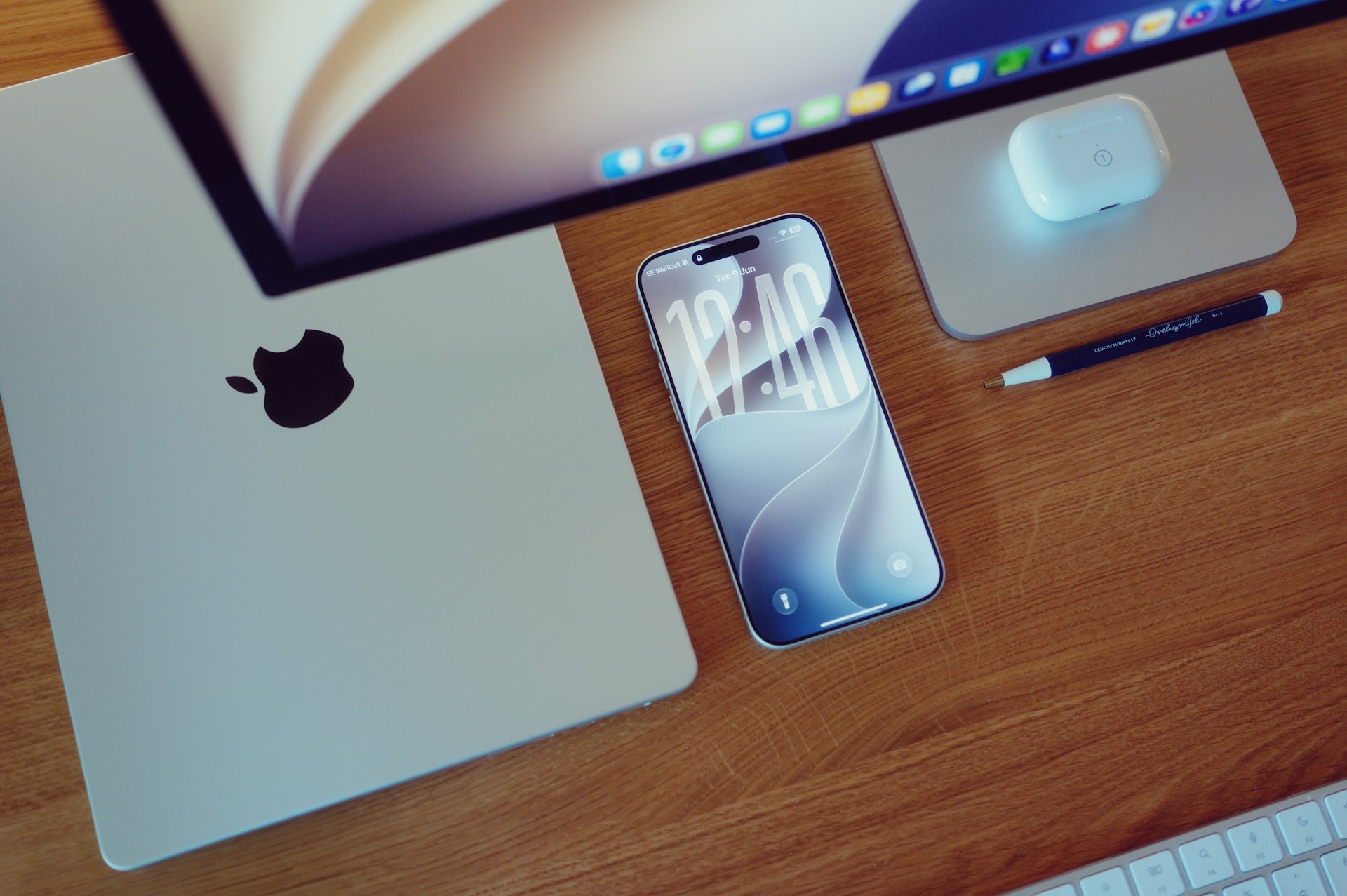 iPhone ja Mac-tietokone vierekkäin pöydällä. Kuva: Dan Counsell/Unsplash. Kuvituskuva
