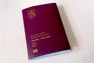 Suomen vuoden 2023 biometrinen passi valkoisella taustalla. Kuva: Santeri Viinamäki / CC BY-SA 4.0 (Wikimedia Commons)