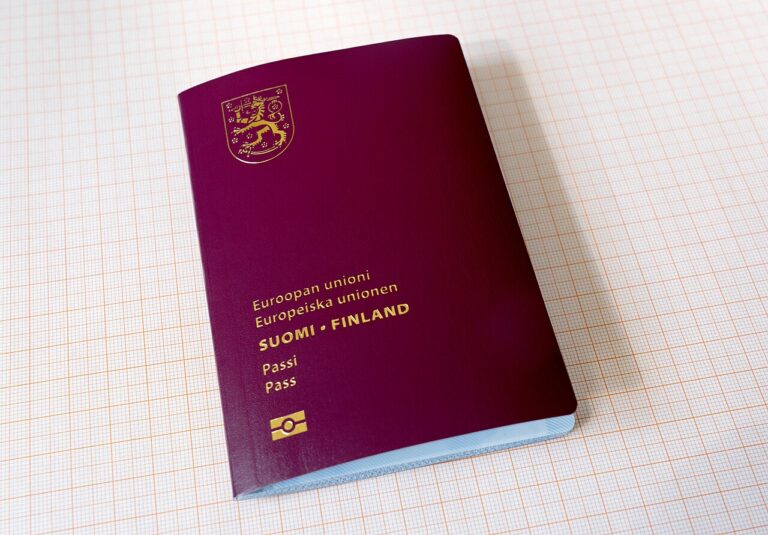 Suomen vuoden 2023 biometrinen passi valkoisella taustalla. Kuva: Santeri Viinamäki / CC BY-SA 4.0 (Wikimedia Commons)