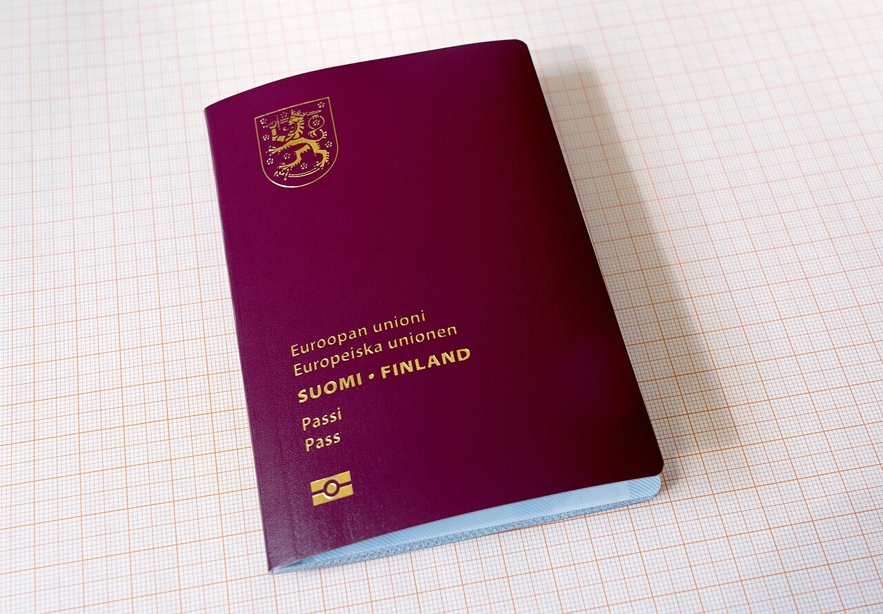 Suomen vuoden 2023 biometrinen passi valkoisella taustalla. Kuva: Santeri Viinamäki / CC BY-SA 4.0 (Wikimedia Commons)