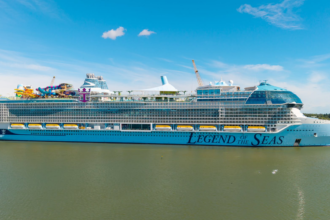 Legend of the Seas -risteilyalus rakenteilla Turussa toukokuussa 2026.