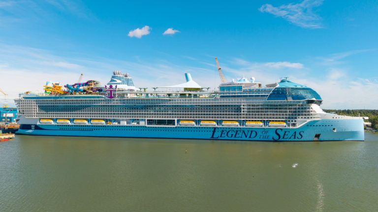 Legend of the Seas -risteilyalus rakenteilla Turussa toukokuussa 2026.