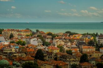 Yleisnäkymä Mustanmeren rannalla olevasta Bulgarian Burgasin kaupungista jossa pidetään 2027 Euroviisut. Kuva: Lidia Stawinska/Unsplash