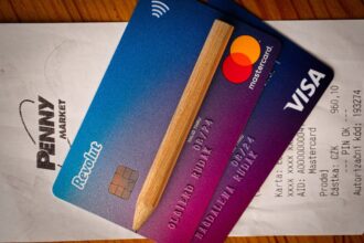 Revolut-maksukortteja maksupäätteen kuitin päällä. Kuva: Olgierd / Wikimedia Commons / CC BY 2.0