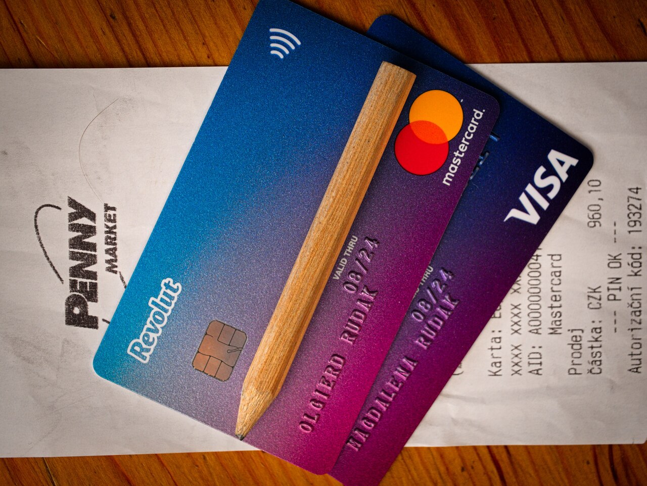 Revolut-maksukortteja maksupäätteen kuitin päällä. Kuva: Olgierd / Wikimedia Commons / CC BY 2.0