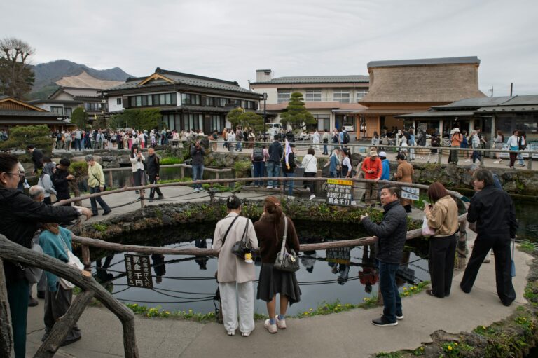 Japanilaisessa kylässä vierailee turisteja tutustumassa paikalliseen kulttuuriin. Kuva: Trac Vu/Unsplash. Kuvituskuva