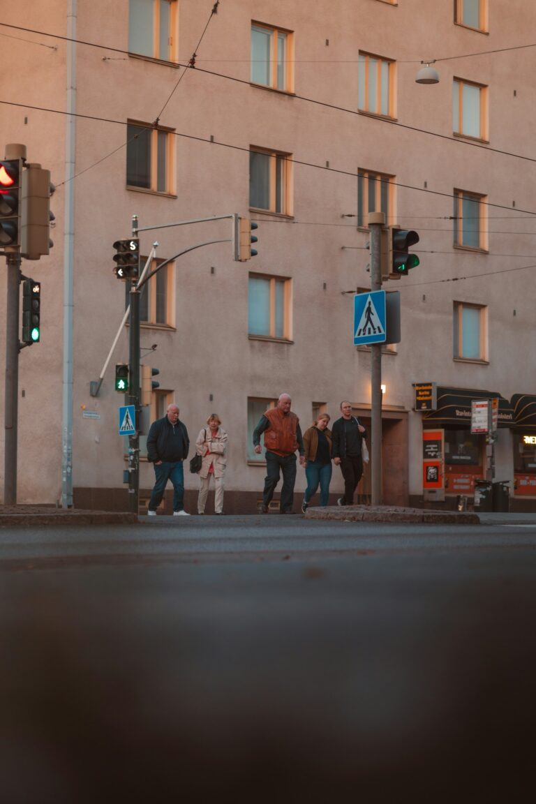 Ihmisiä ylittämässä katua Helsingissä loppukesän iltavalossa. Kuva: Jose Noel Marenco / Unsplash. Kuvituskuva